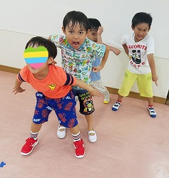 Gw 子供ヒップホップダンス カッコいい決めポーズ出来ました キッズ教室 池袋ダンススタジオ Izmic Be Studio ブログ 池袋の ダンススタジオ 演技 演劇レッスン ボイストレーニング Izmic Be Studio イヅミックビースタジオ